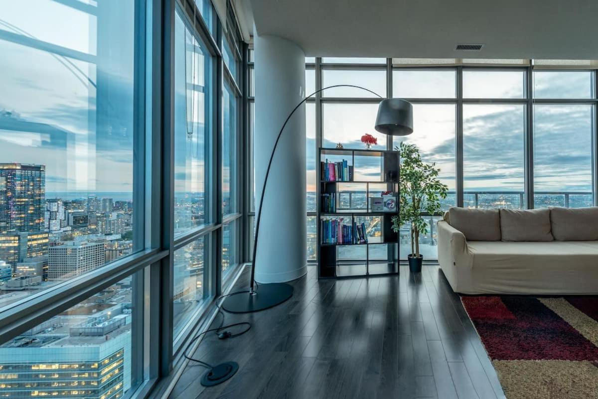 Great View High Rise In Central Торонто Екстериор снимка