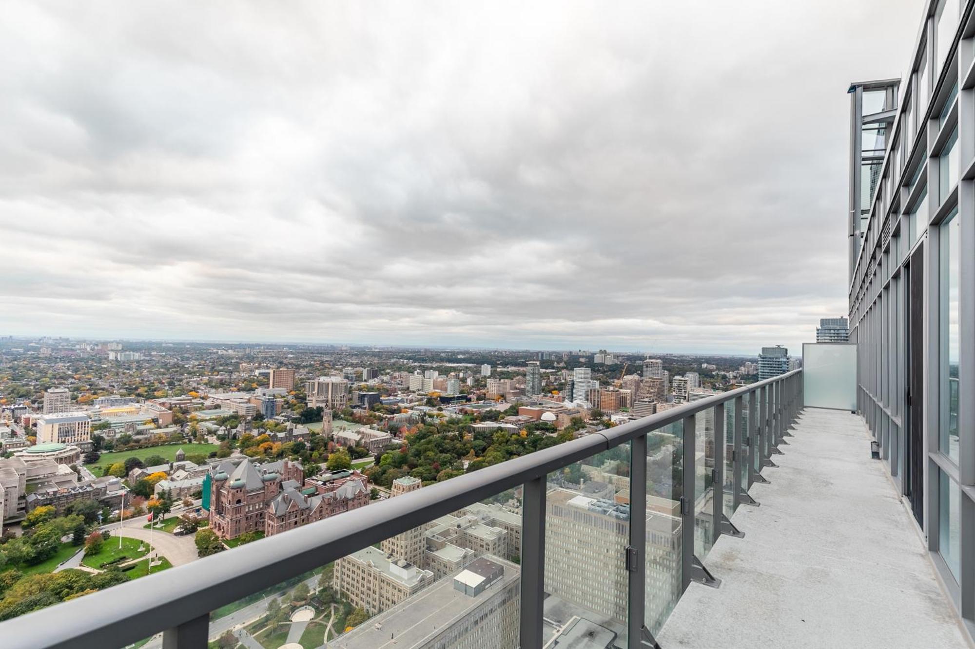 Great View High Rise In Central Торонто Екстериор снимка